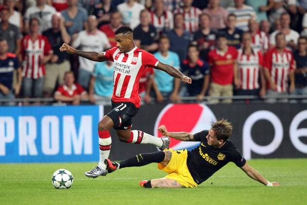 v.li.: Luciano Narsingh (PSV Eindhoven) und Jose Gimenez (Atletico Madrid) im Zweikampf, Duell, duel, tackle, Aktion, Action, Elfmeter, Strafstoß, penalty kick , Fussball, UEFA Champions League, PSV Eindhoven - Atletico Madrid, xmrx
