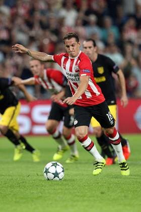 v.li.: Andres Guardado (PSV Eindhoven) vergibt und verschiesst Elfmeter, Strafstoß, penalty kick, Aktion, Action , Fussball, UEFA Champions League, PSV Eindhoven - Atletico Madrid, xmrx