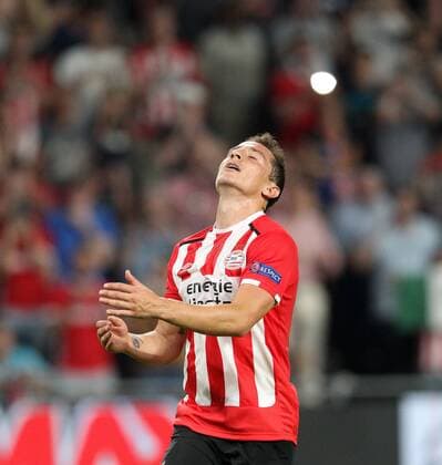 v.li.: Andres Guardado (PSV Eindhoven) nach dem verschossenen Elfmeter, Strafstoß, penalty kick, Aktion, Action, enttäuscht schauend, Enttäuschung, disappointed , Fussball, UEFA Champions League, PSV Eindhoven - Atletico Madrid, xmrx