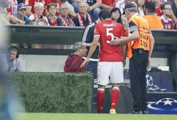 Mats HUMMELS, FCB 5 Verletzung, Verstauchung, Zerrung, Tape, Verband, Tapeverband, Wunde, Verletzung, Eis, Druckverband, Kompression, Kompressionsverband Mannschaftsarzt Dr. Volker Braun FC BAYERN MUENCHEN - FK ROSTOW 5-0 Gruppnphase, Fussball UEFA Champions League, Muenchen, 13.09.2016 CL Saison 2016 2017
