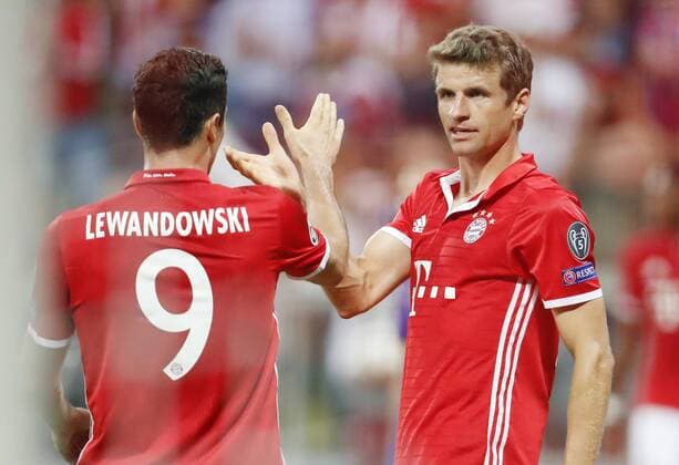 Thomas MUELLER, MÜLLER, FCB 25 Torjubel, Jubel nach dem Tor zum 2-0 mit Robert LEWANDOWSKI, FCB 9 FC BAYERN MUENCHEN - FK ROSTOW 5-0 Gruppnphase, Fussball UEFA Champions League, Muenchen, 13.09.2016 CL Saison 2016 2017