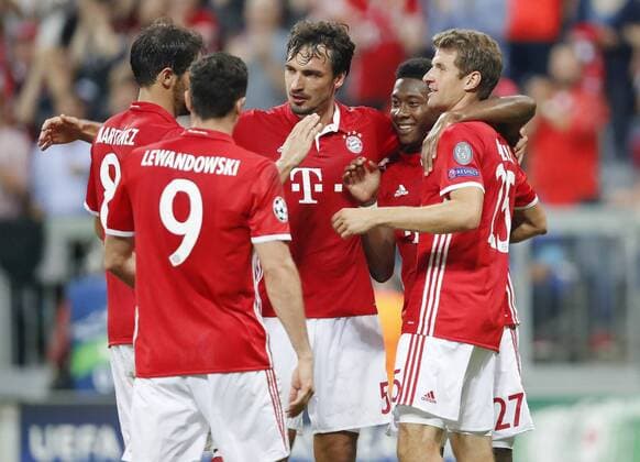 Thomas MUELLER, MÜLLER, FCB 25 Torjubel, Jubel nach dem Tor zum 2-0 mit Robert LEWANDOWSKI, FCB 9 David ALABA, FCB 27 Mats HUMMELS, FCB 5 FC BAYERN MUENCHEN - FK ROSTOW 5-0 Gruppnphase, Fussball UEFA Champions League, Muenchen, 13.09.2016 CL Saison 2016 2017