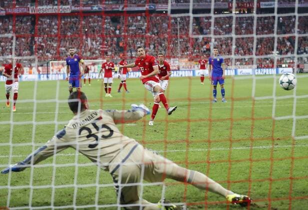 Robert LEWANDOWSKI, FCB 9 Torschuss, schiesst das Tor zum 1-0 Elfmeterschiessen, 11m, Strafstoss, Strafe, Elfmeter, Strafstoß ,Aktion, Einzelbild, Torschuss FC BAYERN MUENCHEN - FK ROSTOW 5-0 Gruppnphase, Fussball UEFA Champions League, Muenchen, 13.09.2016 CL Saison 2016 2017