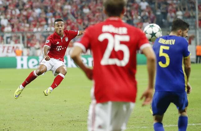 Thiago ALCANTARA, FCB 6 Einzelaktion mit Ball, Ganzfigur, Freisteller, Einzelbild, Hochformat, Aktion, Ganzkörper, Einzelaufnahmen, Action Ballannahme, Ballbehandlung Torschuss, schiesst aufs Tor, schiessen, zieht ab, Spannschuss FC BAYERN MUENCHEN - FK ROSTOW 5-0 Gruppnphase, Fussball UEFA Champions League, Muenchen, 13.09.2016 CL Saison 2016 2017