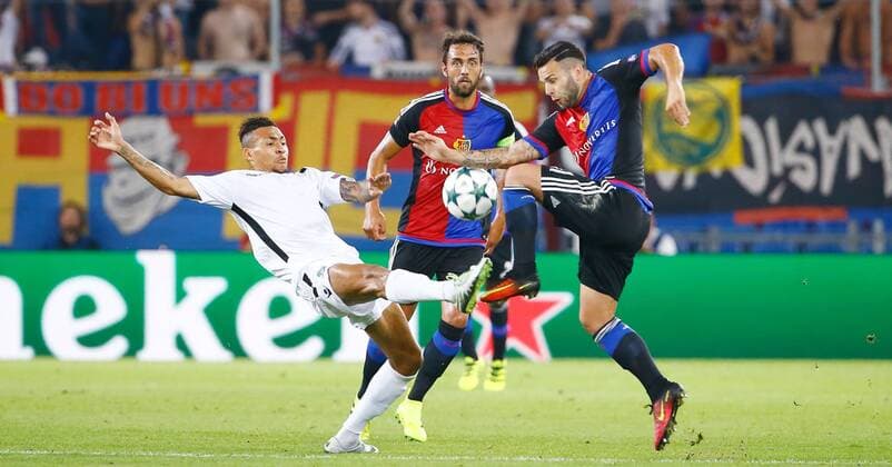 13.09.2016 St Jakob Park Basel , SCHWEIZ , Saison 2016 2017 Herren Fussball Champions League FC Basel - Ludogorets Razgrad Anicet Abel (li,Razgrad) gegen Renato Steffen (FC Basel) 