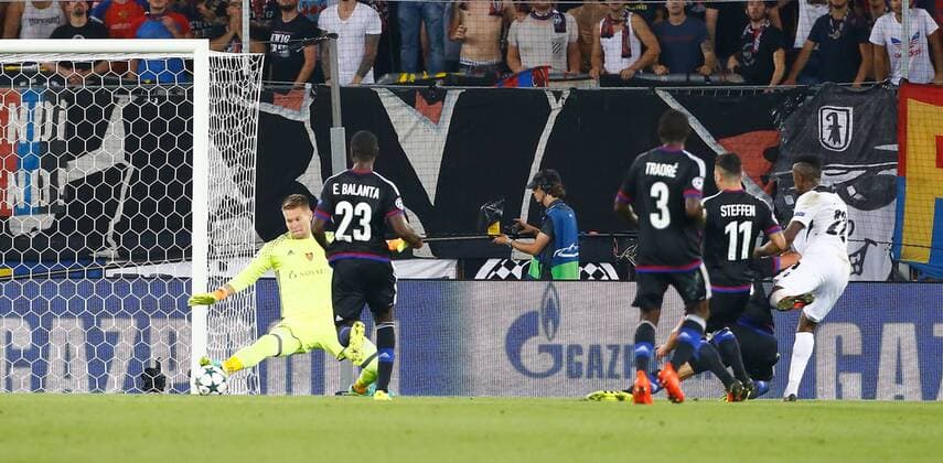 13.09.2016 St Jakob Park Basel , SCHWEIZ , Saison 2016 2017 Herren Fussball Champions League FC Basel - Ludogorets Razgrad Jonathan Cafu (re,Razgrad) trifft zum 0:1 gegen Torwart Tomas Vaclik (FC Basel) 