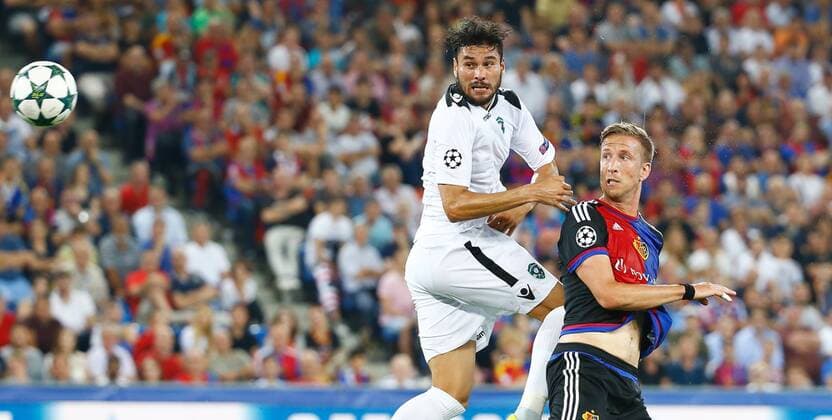 13.09.2016 St Jakob Park Basel , SCHWEIZ , Saison 2016 2017 Herren Fussball Champions League FC Basel - Ludogorets Razgrad Jose Luis Palomino (li,Razgrad) gegen Marc Janko (FC Basel) 
