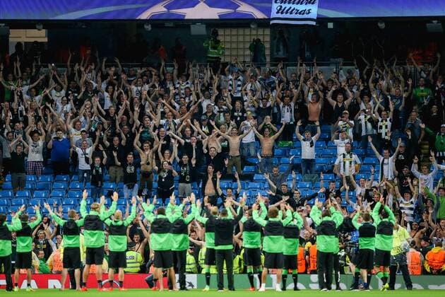 Monchengladbach fans, SEPTEMBER 13, 2016 - Football Soccer : Borussia Monchengladbach fans greet the team after the match has been postponed during the UEFA Champions League Group Stage match between Manchester City and Borussia Monchengladbach at Etihad Stadium in Manchester, England. Noxthirdxpartyxsales  (mdga011856)