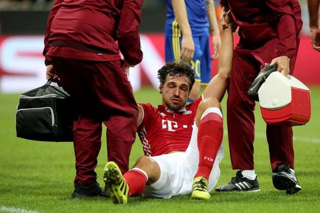 Mats Hummels (FC Bayern Muenchen) muss leicht benommen behandelt werden, FC Bayern Muenchen vs. FC Rostov, Fussball, Champions League, Gruppenphase, 13.09.2016, Muenchen Copyright: xLangerx xEibner-Pressefotox EP_HLR