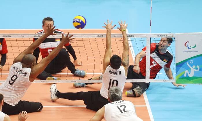 Rio de Janeiro , Paralympics , Sitzvolleyball , Deutschland vs. Brasilien , rechts: Heiko Wiesenthal ( GER )