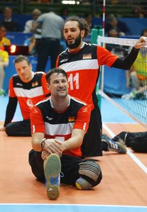 Rio de Janeiro , Paralympics , Sitzvolleyball , Deutschland vs. Brasilien , von vorne: Heiko Wiesenthal Barbaros Sayilir ( GER )