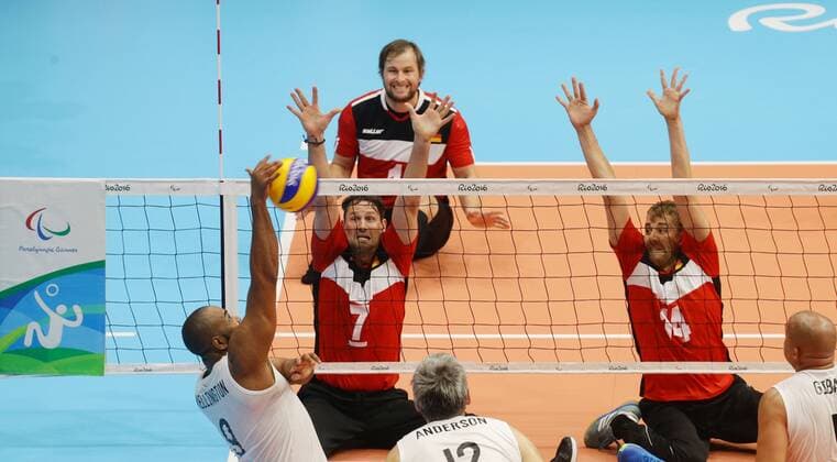 Rio de Janeiro , Paralympics , Sitzvolleyball , Deutschland vs. Brasilien , von links: Wellington ( BRA ) Heiko Wiesenthal Torben Schiewe ( GER )
