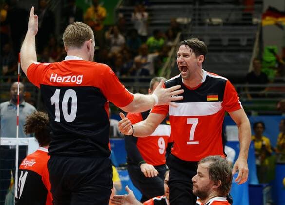 Rio de Janeiro , Paralympics , Sitzvolleyball , Deutschland vs. Brasilien , von links: Christoph Herzog Heiko Wiesenthal ( GER )
