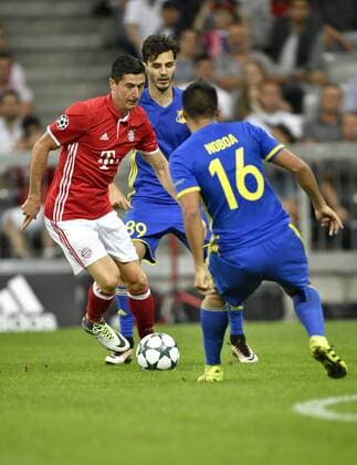Zweikampf, Aktion Robert Lewandowski FC Bayern München (links) gegen Christian Noboa FK Rostov Rostow Champions League CL Gruppenphase FC Bayern München FCB vs FC FK Rostow Rostov 13.09.2016