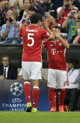Wechsel, Auswechslung, Einwechslung Mats Hummels FC Bayern München muss das Feld wegen einer Platzwunde verlassen, für ihn kommt Juan Bernat FC Bayern München Champions League CL Gruppenphase FC Bayern München FCB vs FC FK Rostow Rostov 13.09.2016