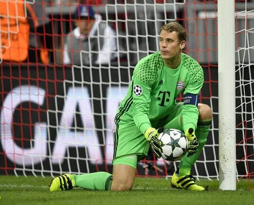 Torwart Manuel Neuer FC Bayern München mit Ball Champions League CL Gruppenphase FC Bayern München FCB vs FC FK Rostow Rostov 13.09.2016