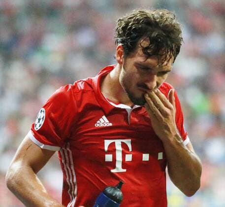 Mats Hummels (FC Bayern) tastet sich an der verletzten Stelle Fussball UEFA Champions League FC Bayern München - FC Rostov 13.09.2016