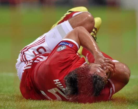 13.09.2016, Fussball Champions-League 2016 2017, Vorrunde 1.Spieltag, FC Bayern München - FK Rostow, in der Allianzarena München. Mats Hummels (FC Bayern München) angeschlagen am Boden. 