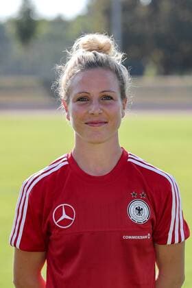 Svenja Huth (DFB, 19), Porträt, Portrait, Fussball, Frauen, Porträtfotos und Teamfoto der DFB-Frauen, xozx