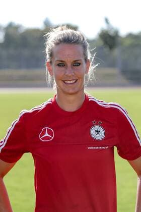 Lena Goeßling (DFB, 8), Porträt, Portrait, Fussball, Frauen, Porträtfotos und Teamfoto der DFB-Frauen, xozx