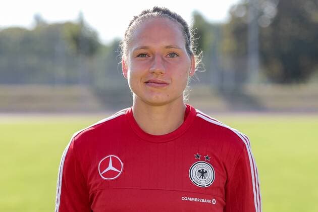 Babett Peter (DFB, 14), Porträt, Portrait, Fussball, Frauen, Porträtfotos und Teamfoto der DFB-Frauen, xozx