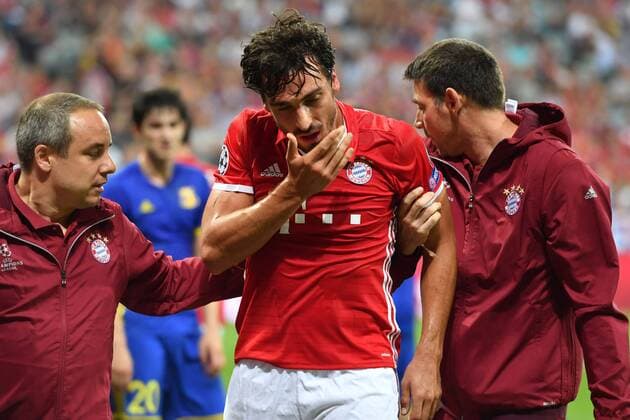 Mats HUMMELS (Bayern Muenchen) nach Schlag auf den Kiefer,verletzt,Verletzung,Schaedelprellung. FC Bayern Muenchen-FK Rostow 5-0. Fussball Champions League Gruppenphase am 13.09.2016. A L L I A N Z A R E N A.