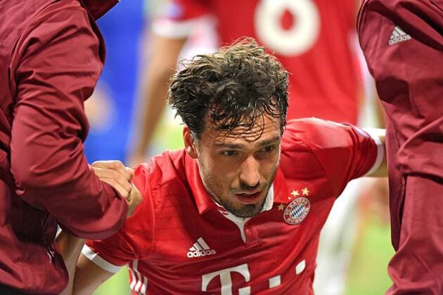 13.09.2016, Fussball Champions-League 2016 2017, Vorrunde 1.Spieltag, FC Bayern München - FK Rostow, in der Allianzarena München. Mats Hummels (mitte, Bayern München) wurde im Gesicht getroffen bei einem Zweikampf und muss verletzt vom Platz geführt werden. 