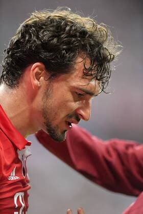13.09.2016, Fussball Champions-League 2016 2017, Vorrunde 1.Spieltag, FC Bayern München - FK Rostow, in der Allianzarena München. Mats Hummels (Bayern München) wurde im Gesicht getroffen bei einem Zweikampf und muss verletzt vom Platz geführt werden. 