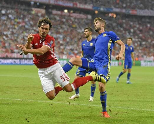 13.09.2016, Fussball Champions-League 2016 2017, Vorrunde 1.Spieltag, FC Bayern München - FK Rostow, in der Allianzarena München. v.li: Mats Hummels (Bayern München) gegen Miha Mevlja (FC Rostov) 