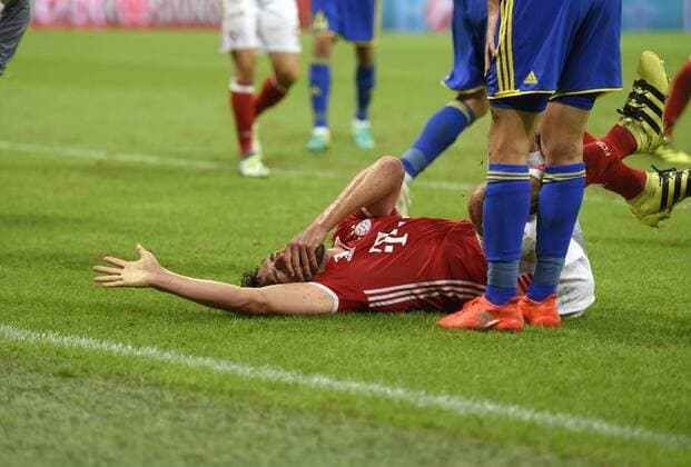 13.09.2016, Fussball Champions-League 2016 2017, Vorrunde 1.Spieltag, FC Bayern München - FK Rostow, in der Allianzarena München. Mats Hummels (mitte, Bayern München) wurde im Gesicht getroffen bei einem Zweikampf und muss verletzt vom Platz geführt werden. 