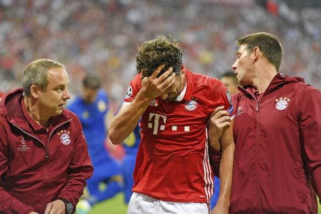 13.09.2016, Fussball Champions-League 2016 2017, Vorrunde 1.Spieltag, FC Bayern München - FK Rostow, in der Allianzarena München. Mats Hummels (mitte, Bayern München) wurde im Gesicht getroffen bei einem Zweikampf und muss verletzt vom Platz geführt werden. 