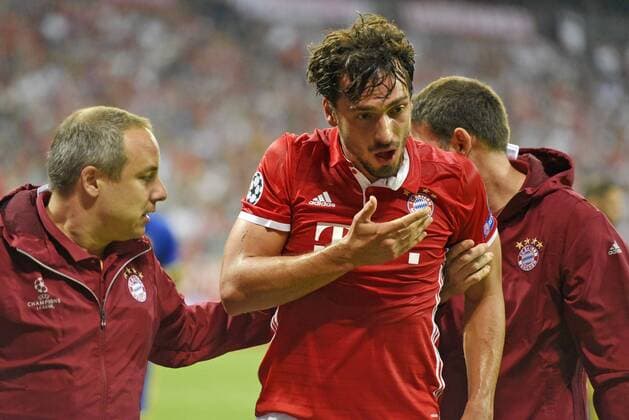 13.09.2016, Fussball Champions-League 2016 2017, Vorrunde 1.Spieltag, FC Bayern München - FK Rostow, in der Allianzarena München. Mats Hummels (mitte, Bayern München) wurde im Gesicht getroffen bei einem Zweikampf und muss verletzt vom Platz geführt werden. 