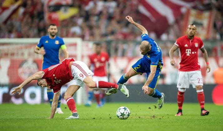 13. September 2016: Muenchen, Allianz Arena: Fussball UEFA Champions League: FC Bayern Muenchen - FK Rostow: Muenchens Robert Lewandowski gegen Rostows Timofei Kalachev.