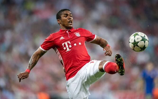 13. September 2016: Muenchen, Allianz Arena: Fussball UEFA Champions League: FC Bayern Muenchen - FK Rostow: Muenchens Douglas Costa de Souza am Ball.