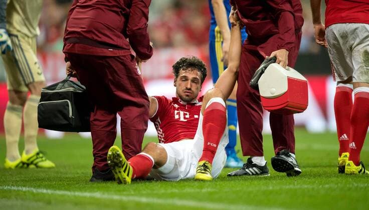 13. September 2016: Muenchen, Allianz Arena: Fussball UEFA Champions League: FC Bayern Muenchen - FK Rostow: Muenchens Mats Hummels bekommt einen Tritt ins Gesicht und verletzt sich.