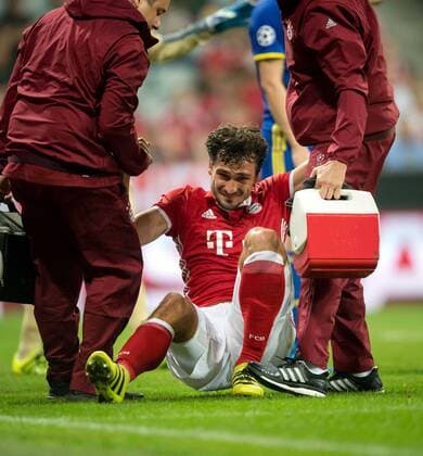 13. September 2016: Muenchen, Allianz Arena: Fussball UEFA Champions League: FC Bayern Muenchen - FK Rostow: Muenchens Mats Hummels bekommt einen Tritt ins Gesicht und verletzt sich.
