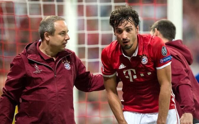 13. September 2016: Muenchen, Allianz Arena: Fussball UEFA Champions League: FC Bayern Muenchen - FK Rostow: Muenchens Mats Hummels bekommt einen Tritt ins Gesicht und verletzt sich, Mannschaftsarzt Dr. Volker Braun hilft ihm.