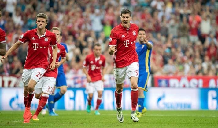 13. September 2016: Muenchen, Allianz Arena: Fussball UEFA Champions League: FC Bayern Muenchen - FK Rostow: Muenchens Robert Lewandowski jubelt ueber seinen Treffer zum 1:0.