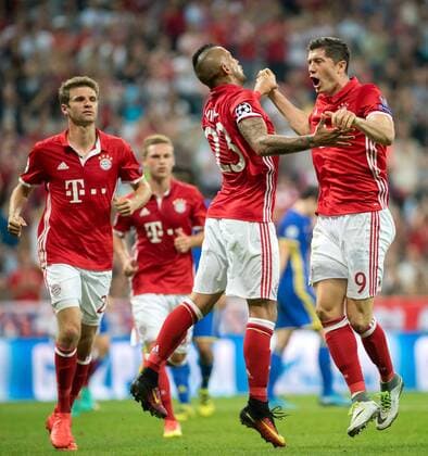 13. September 2016: Muenchen, Allianz Arena: Fussball UEFA Champions League: FC Bayern Muenchen - FK Rostow: Muenchens Robert Lewandowski jubelt ueber seinen Treffer zum 1:0 mit Arturo Vidal und Thomas Mueller.