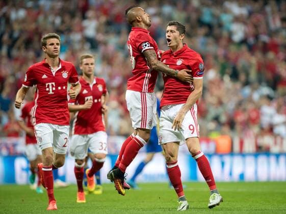 13. September 2016: Muenchen, Allianz Arena: Fussball UEFA Champions League: FC Bayern Muenchen - FK Rostow: Muenchens Robert Lewandowski jubelt ueber seinen Treffer zum 1:0 mit Arturo Vidal und Thomas Mueller.