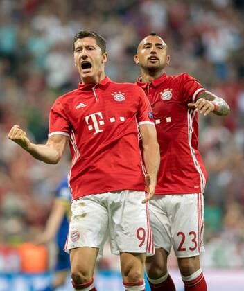 13. September 2016: Muenchen, Allianz Arena: Fussball UEFA Champions League: FC Bayern Muenchen - FK Rostow: Muenchens Robert Lewandowski jubelt ueber seinen Treffer zum 1:0 mit Arturo Vidal.