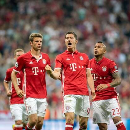 13. September 2016: Muenchen, Allianz Arena: Fussball UEFA Champions League: FC Bayern Muenchen - FK Rostow: Muenchens Robert Lewandowski jubelt ueber seinen Treffer zum 1:0 mit Arturo Vidal und Thomas Mueller.