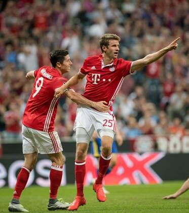 Themen der Woche - Sport 13. September 2016: Muenchen, Allianz Arena: Fussball UEFA Champions League: FC Bayern Muenchen - FK Rostow: Muenchens Thomas Mueller jubelt ueber seinen Treffer zum 2:0 mit Robert Lewandowski.