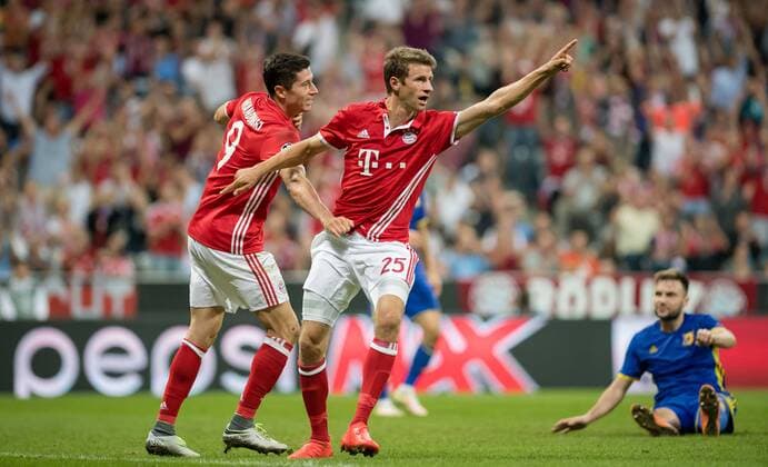 13. September 2016: Muenchen, Allianz Arena: Fussball UEFA Champions League: FC Bayern Muenchen - FK Rostow: Muenchens Thomas Mueller jubelt ueber seinen Treffer zum 2:0 mit Robert Lewandowski.