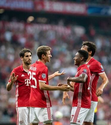 13. September 2016: Muenchen, Allianz Arena: Fussball UEFA Champions League: FC Bayern Muenchen - FK Rostow: Muenchens Thomas Mueller jubelt ueber seinen Treffer zum 2:0 mit Javi Martinez, David Alaba und Mats Hummels.