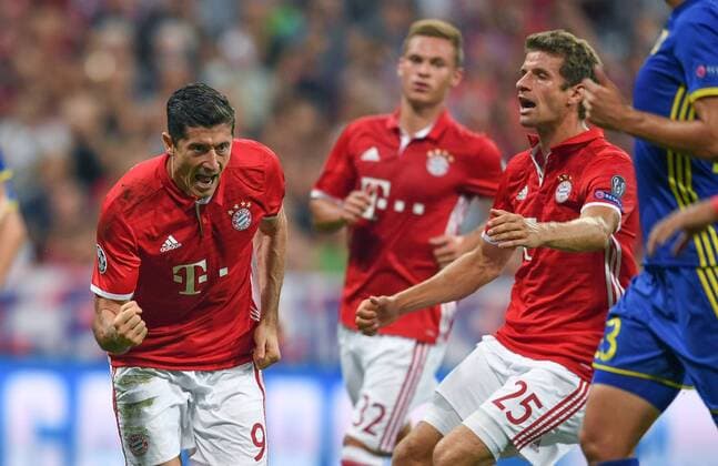 FUSSBALL CHAMPIONS LEAGUE SAISON 2016 2017 GRUPPENPHASE FC Bayern Muenchen - FK Rostow 13.09.2016 Robert Lewandowski (li, FC Bayern Muenchen) bejubelt seinen Treffer zum 1:0. Rechts: Thomas Mueller (FC Bayern Muenchen) 