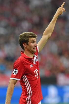 Thomas MUELLER (MÜLLER,Bayern Muenchen),zeigt,gibt Anweisungen, Gestik,Aktion,Einzelbild,angeschnittenes Einzelmotiv,Halbfigur,halbe Figur, FC Bayern Muenchen-FK Rostow 5-0. Fussball Champions League Gruppenphase am 13.09.2016. A L L I A N Z A R E N A.