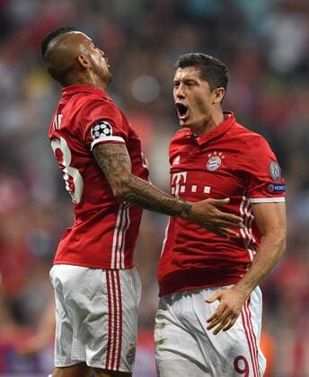 FUSSBALL CHAMPIONS LEAGUE SAISON 2016 2017 GRUPPENPHASE FC Bayern Muenchen - FK Rostow 13.09.2016 Robert Lewandowski bejubelt seinen Treffer zum 1:0 mit Arturo Vidal (li, beide FC Bayern Muenchen) 