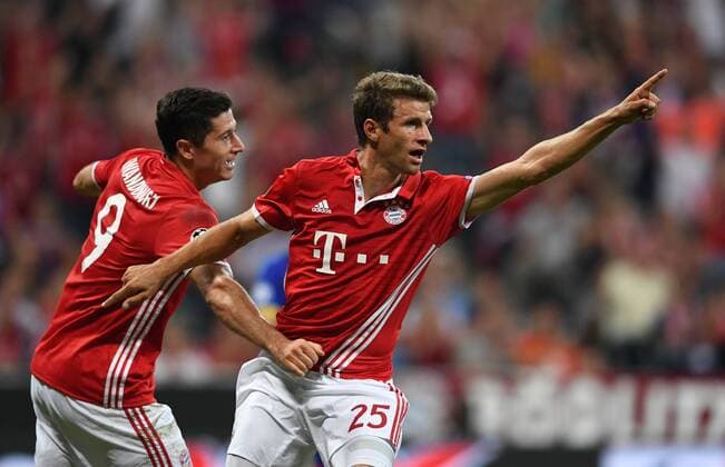 FUSSBALL CHAMPIONS LEAGUE SAISON 2016 2017 GRUPPENPHASE FC Bayern Muenchen - FK Rostow 13.09.2016 Thomas Mueller (re) bejubelt seinen Treffer zum 2:0 mit Robert Lewandowski (li, beide FC Bayern Muenchen) 