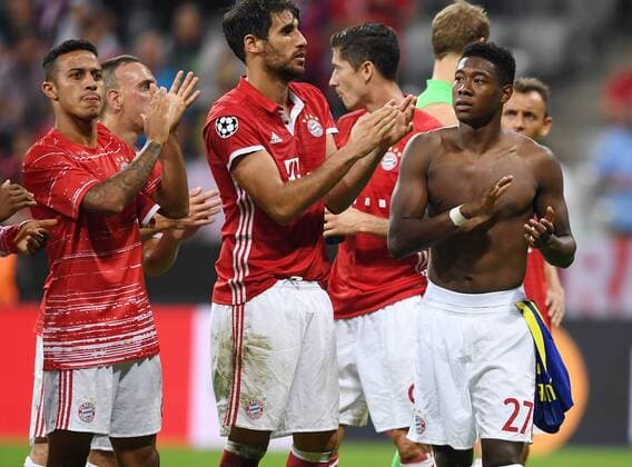 FUSSBALL CHAMPIONS LEAGUE SAISON 2016 2017 GRUPPENPHASE FC Bayern Muenchen - FK Rostow 13.09.2016 Schlussjubel FC Bayern; Javi Martinez, Javi Martinez und David Alaba (v.li.) 